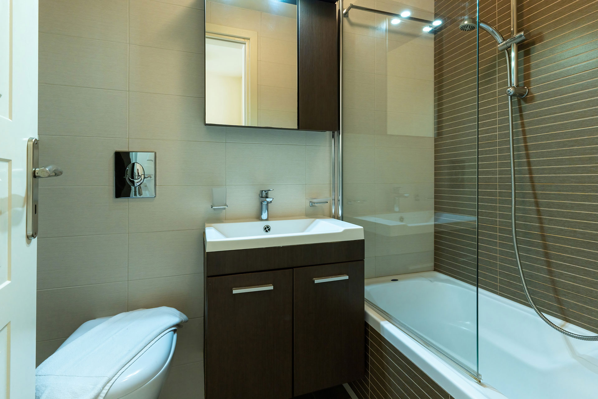 bathroom with bath tab in a two bedrooms apartment in plakias, rethymno, crete